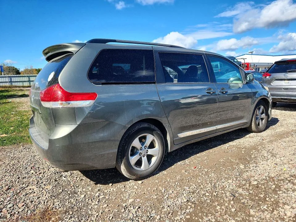 5TDKK3DC9BS073652 — 2011 TOYOTA SIENNA photo 3