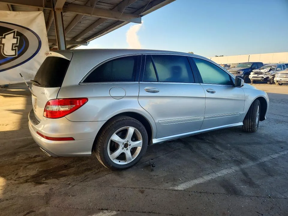 4JGCB6FE3BA113334 — 2011 MERCEDES-BENZ R photo 3