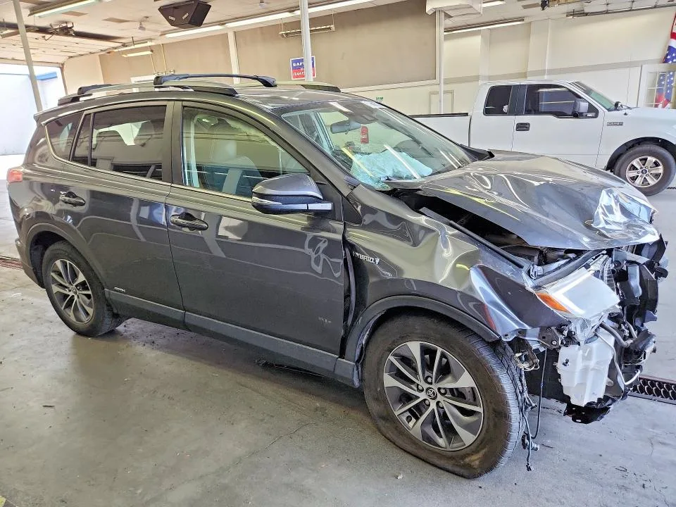 JTMRJREV5JD161712 — 2018 TOYOTA RAV4 photo 4