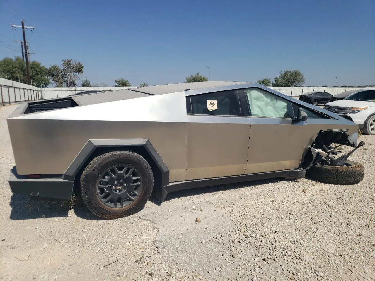7G2CEHED7RA011806 — 2024 TESLA Cybertruck photo 8