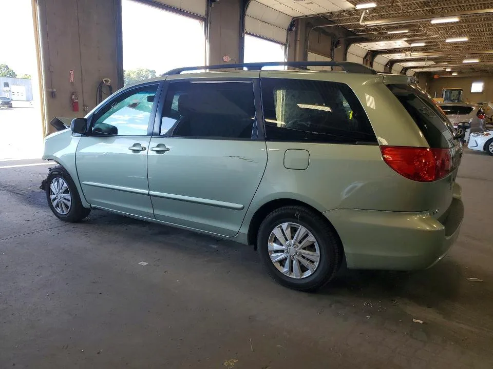 5TDKK4CC7AS315487 — 2010 TOYOTA SIENNA photo 2