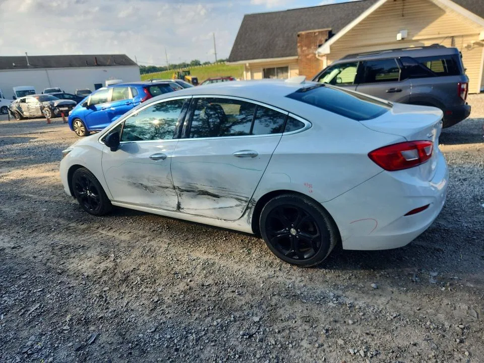 1G1BF5SM0H7261001 — 2017 CHEVROLET CRUZE photo 2
