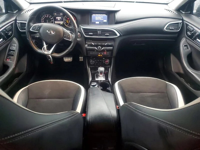 SJKCH5CP3JA050802 — 2018 INFINITI QX30 photo 8