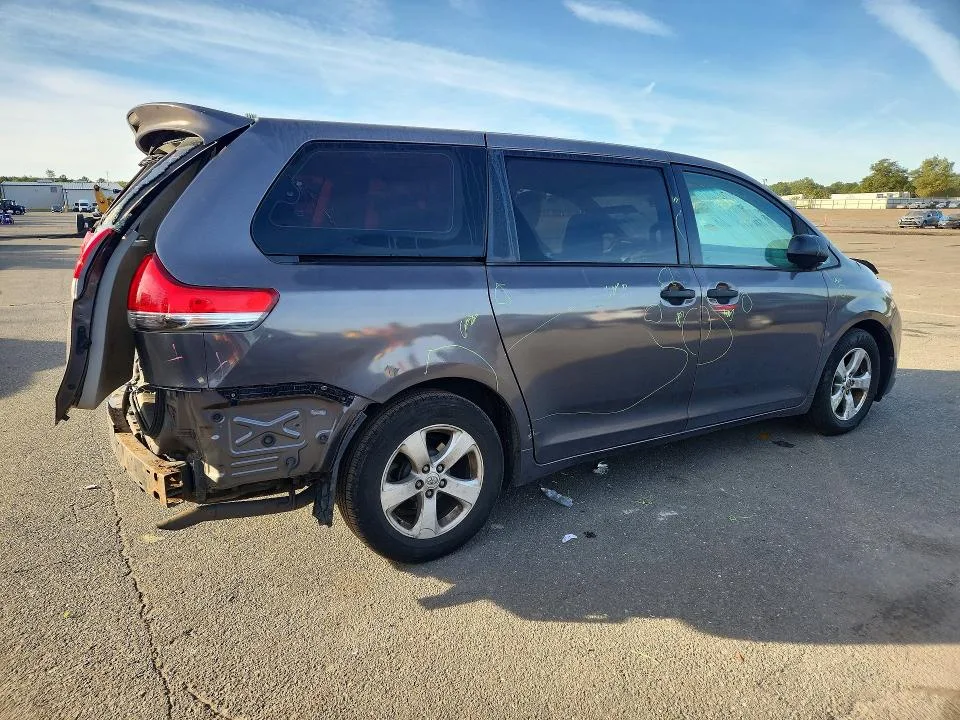 5TDZK3DC1DS362591 — 2013 TOYOTA SIENNA photo 3