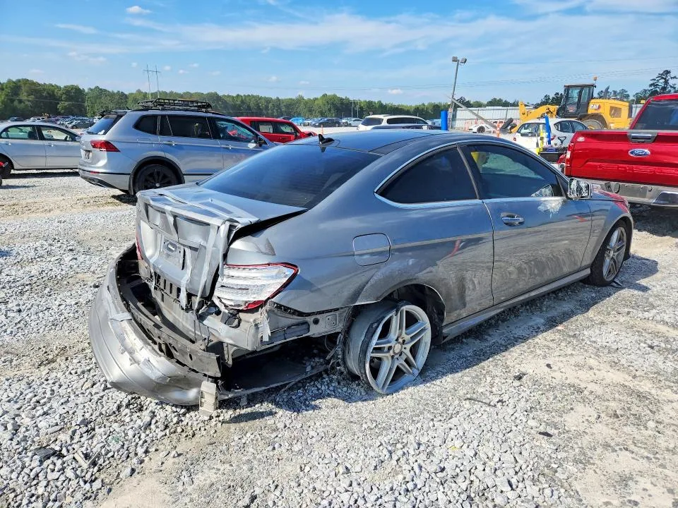 WDDGJ4HB0CF775169 — 2012 MERCEDES-BENZ C photo 3