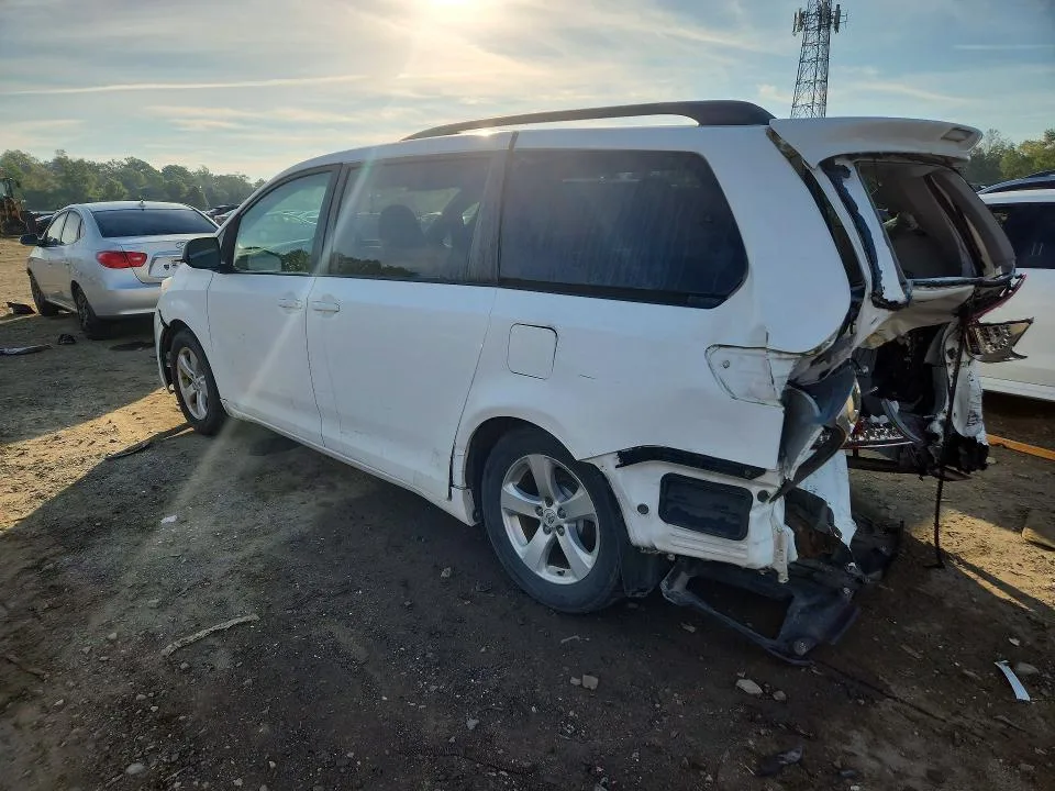 5TDKK3DC0BS122995 — 2011 TOYOTA SIENNA photo 2