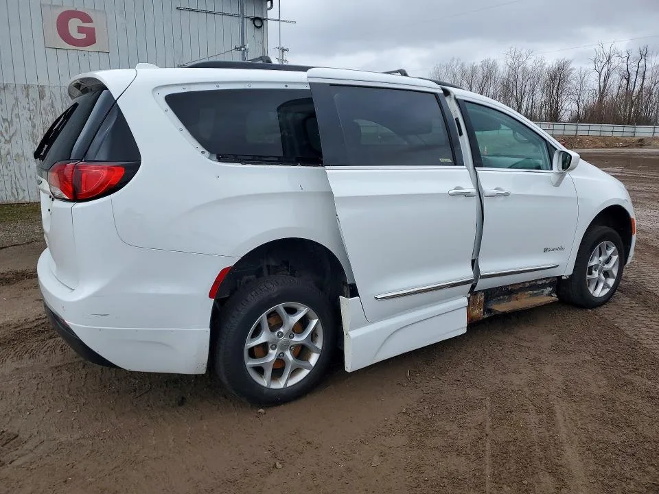 2C4RC1BG5HR668344 — 2017 CHRYSLER PACIFICA photo 3
