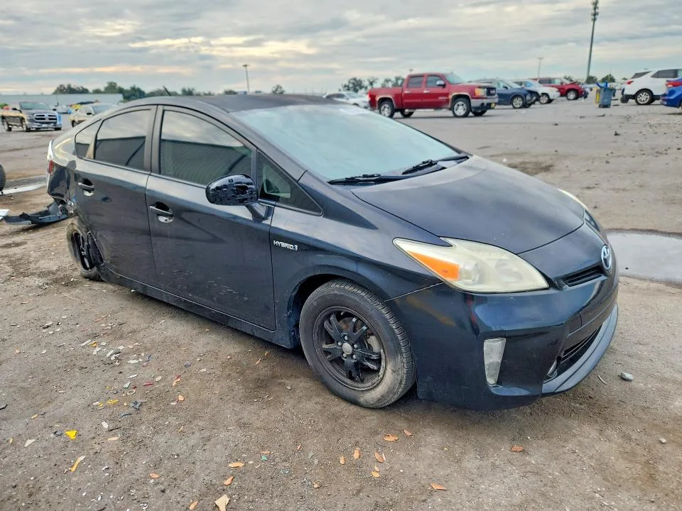 JTDKN3DU3F1975975 — 2015 TOYOTA PRIUS photo 4