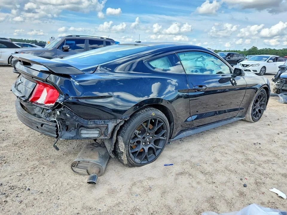 1FA6P8THXJ5159429 — 2018 FORD MUSTANG photo 3