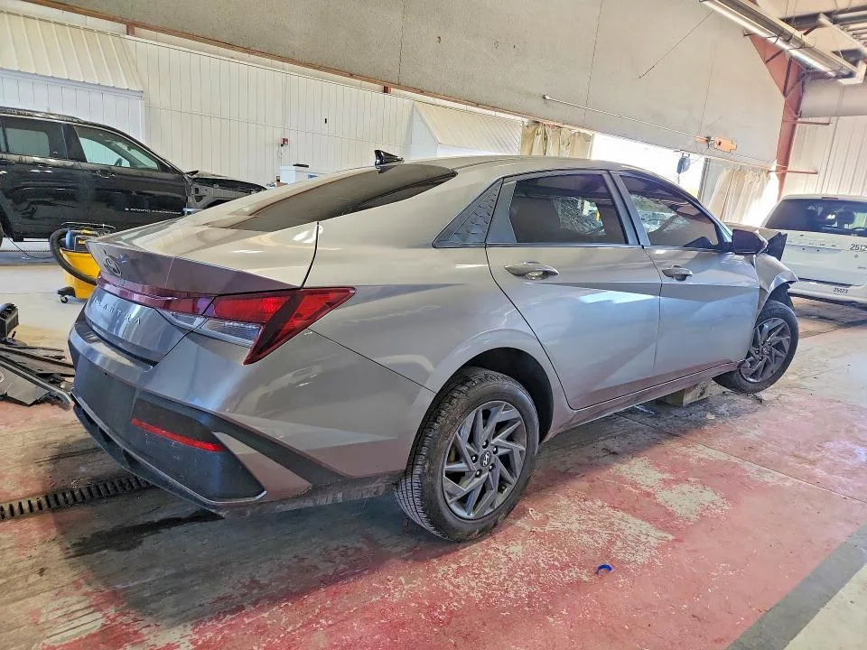 KMHLM4DGXRU699736 — 2024 HYUNDAI ELANTRA photo 3