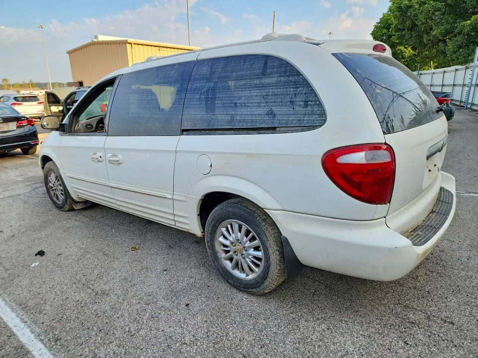 2C8GP64L42R711581 — 2002 CHRYSLER TOWN & COUNTRY photo 2