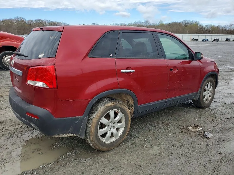 5XYKT3A11BG010364 — 2011 KIA SORENTO photo 3