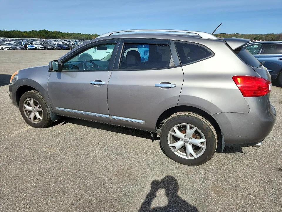 JN8AS5MV8BW690070 — 2011 NISSAN ROGUE photo 2