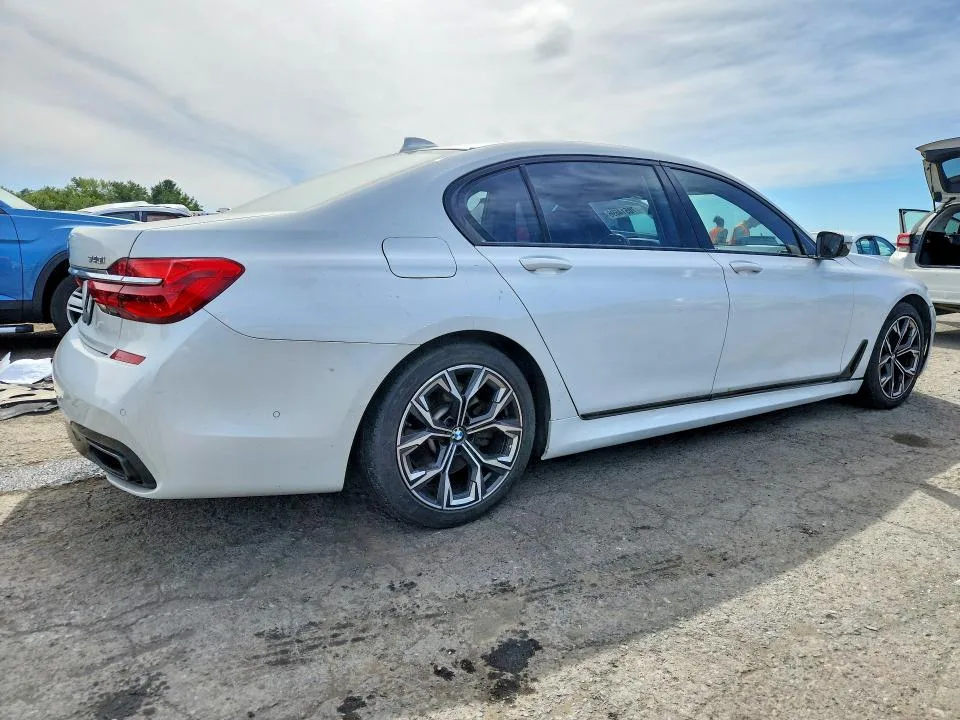 WBA7E4C53HGU99228 — 2017 BMW 740 photo 3