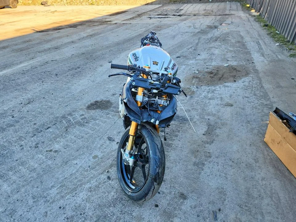 ZD4RKUB04GS000785 — 2016 APRILIA RSV4 photo 2