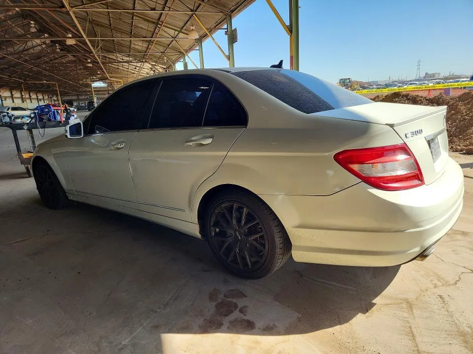 WDDGF5EB7BA518128 — 2011 MERCEDES-BENZ C photo 2