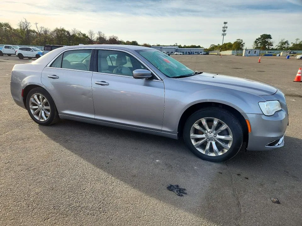 2C3CCARG0HH637394 — 2017 CHRYSLER 300 photo 4