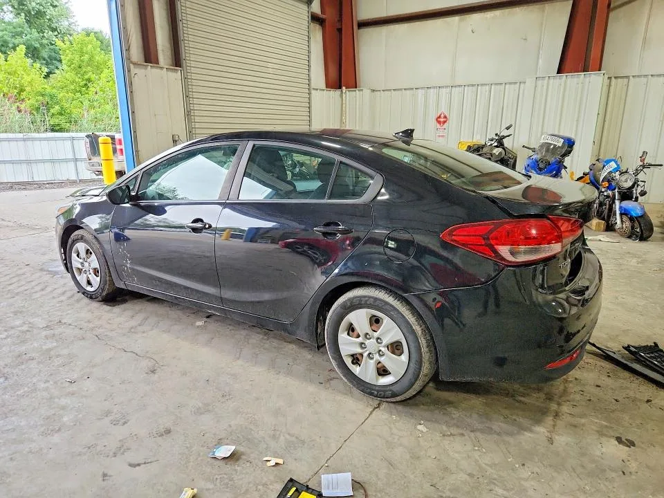 3KPFK4A76HE087929 — 2017 KIA FORTE photo 2