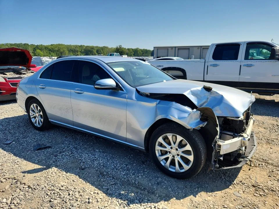 WDDZF4KBXHA068085 — 2017 MERCEDES-BENZ E photo 4