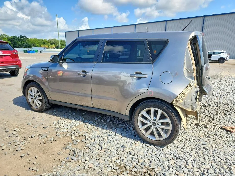 KNDJP3A58J7613522 — 2018 KIA SOUL photo 2