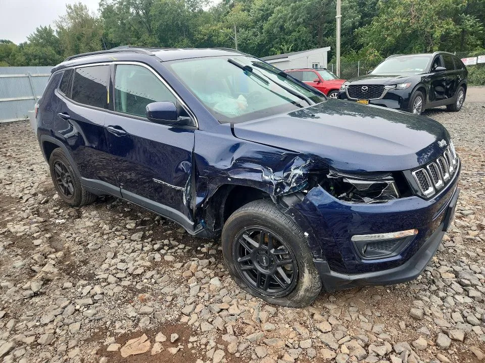 3C4NJDBB9JT138603 — 2018 JEEP COMPASS photo 4