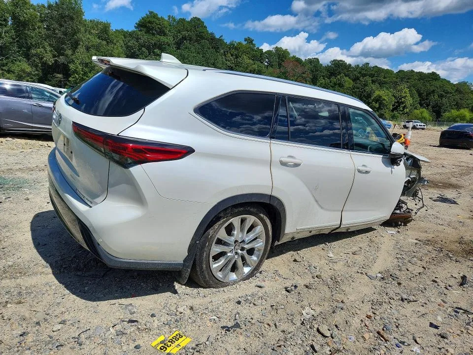 5TDDZRBH6MS066537 — 2021 TOYOTA HIGHLANDER photo 3