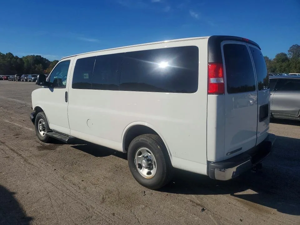1GAZGMFG7J1261628 — 2018 CHEVROLET EXPRESS G3500 photo 2