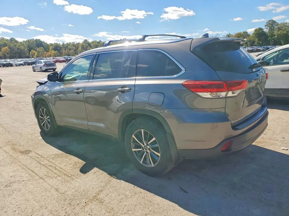 5TDJZRFH4JS868643 — 2018 TOYOTA HIGHLANDER photo 2