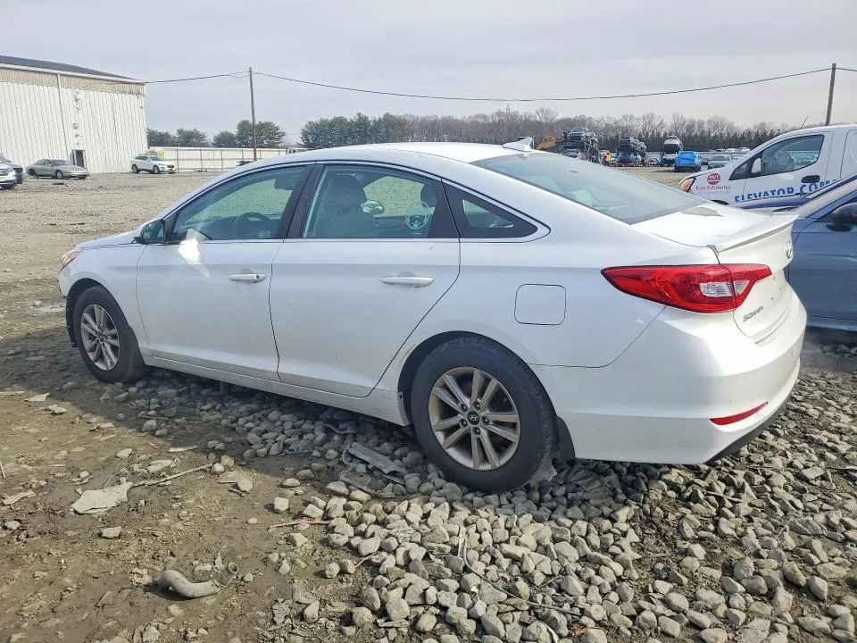 5NPE24AF2FH215711 — 2015 HYUNDAI SONATA photo 2