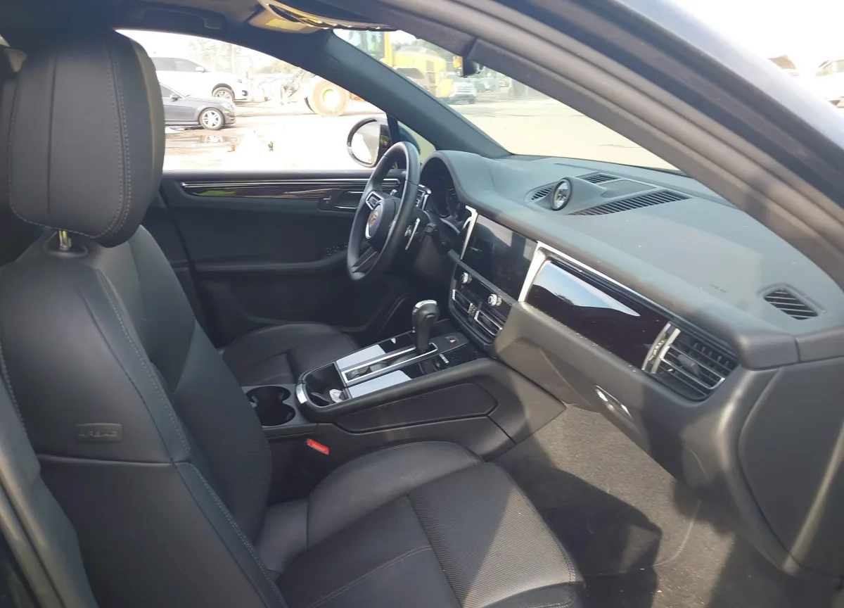 WP1AA2A57SLB02046 — 2025 PORSCHE Macan photo 2