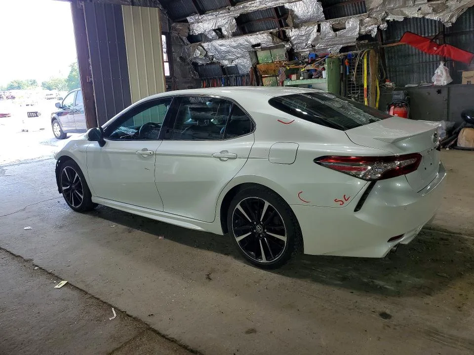 4T1B61HK4JU061425 — 2018 TOYOTA CAMRY photo 2