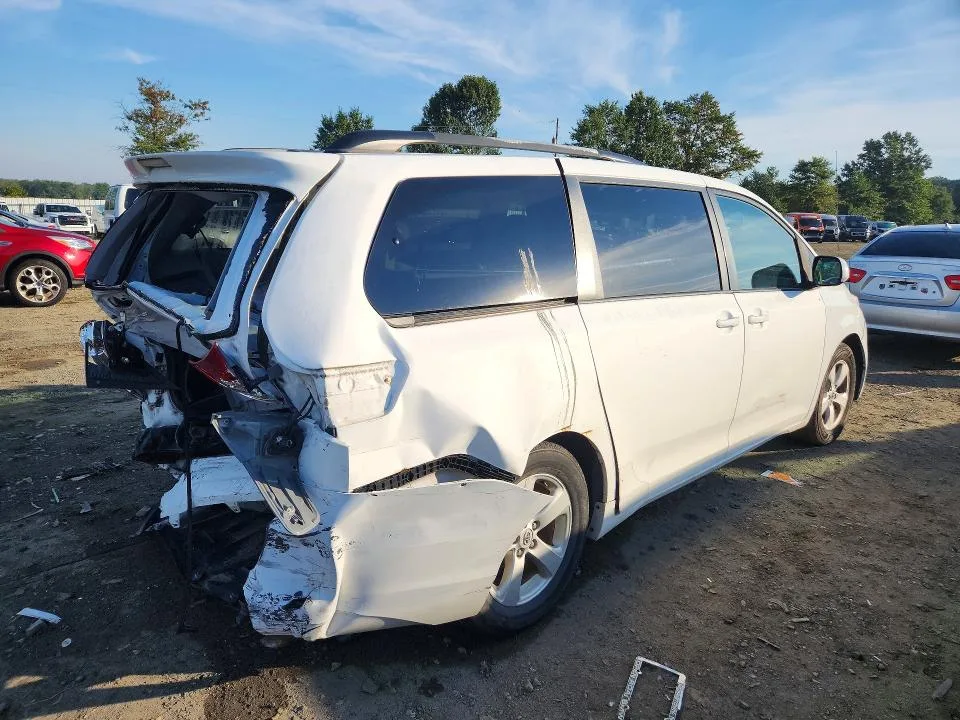 5TDKK3DC0BS122995 — 2011 TOYOTA SIENNA photo 3