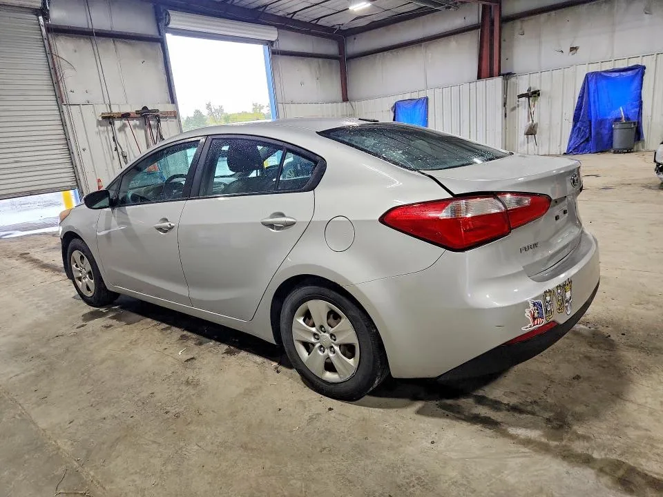 KNAFK4A68F5407359 — 2015 KIA FORTE photo 2