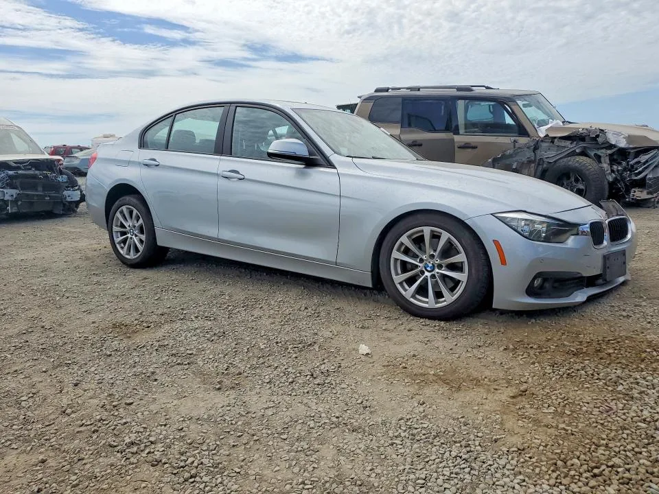 WBA8E1G36HNU18715 — 2017 BMW 320 photo 4