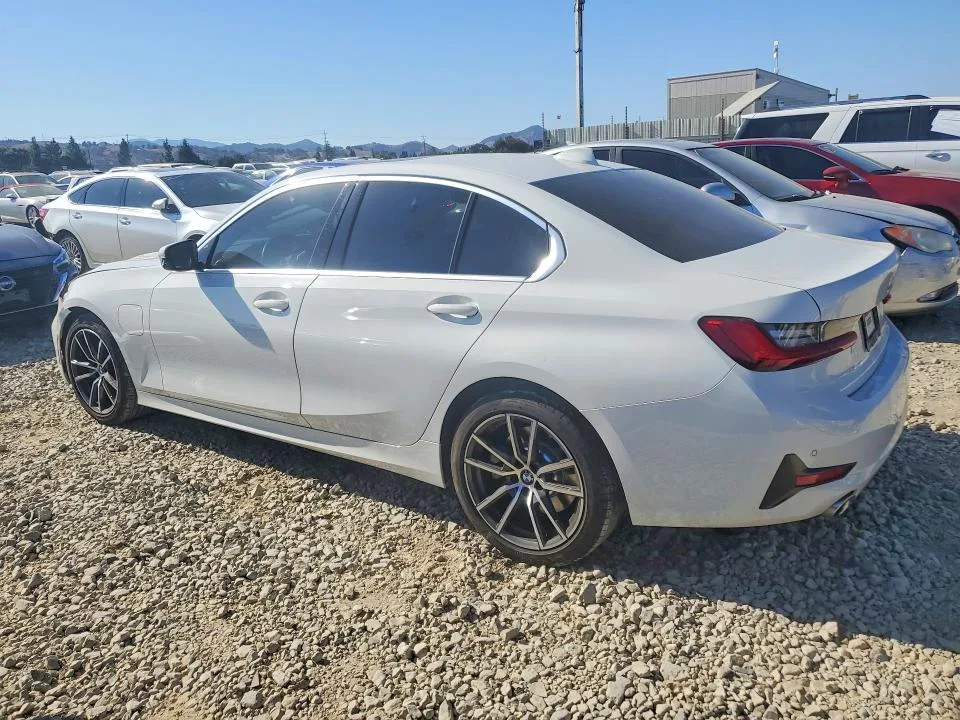 3MW5P7J0XM8B65846 — 2021 BMW 330E photo 2