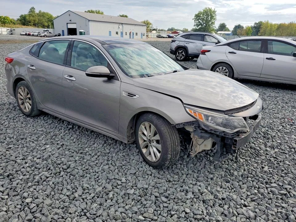 5XXGU4L34JG248297 — 2018 KIA OPTIMA photo 4