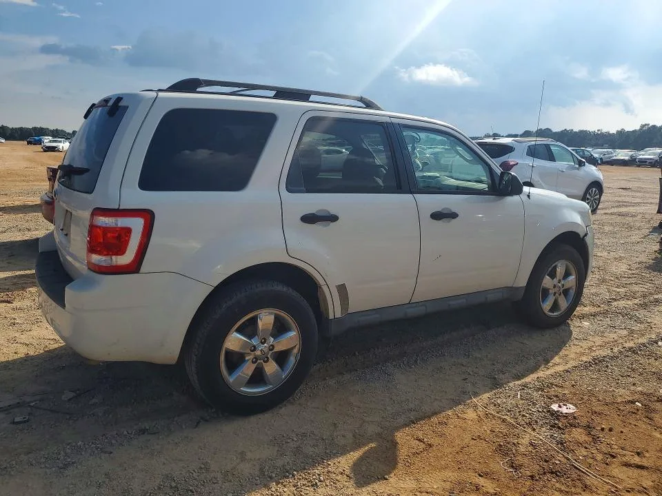 1FMCU0D76BKA04016 — 2011 FORD ESCAPE photo 3