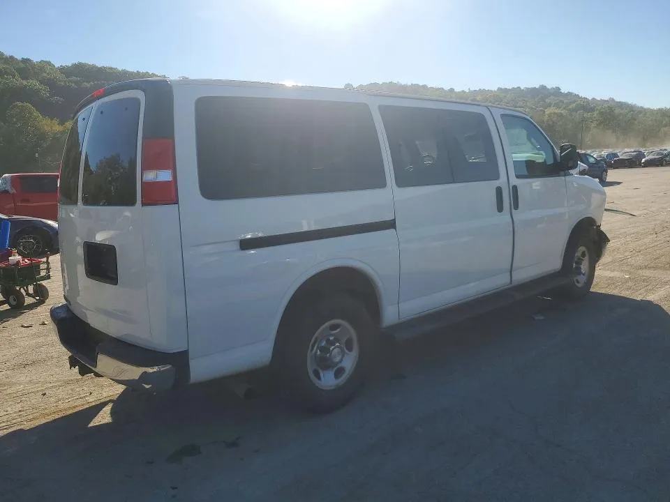 1GAZGMFG7J1261628 — 2018 CHEVROLET EXPRESS G3500 photo 3