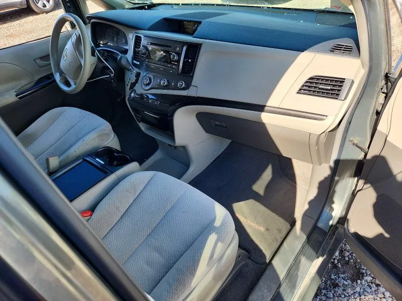 5TDKK3DC9BS073652 — 2011 TOYOTA SIENNA photo 8