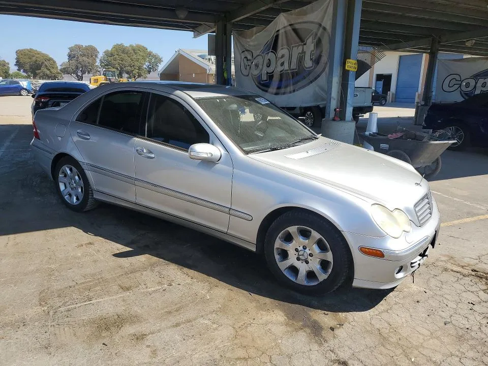 WDBRF84J45F562140 — 2005 MERCEDES-BENZ C photo 4