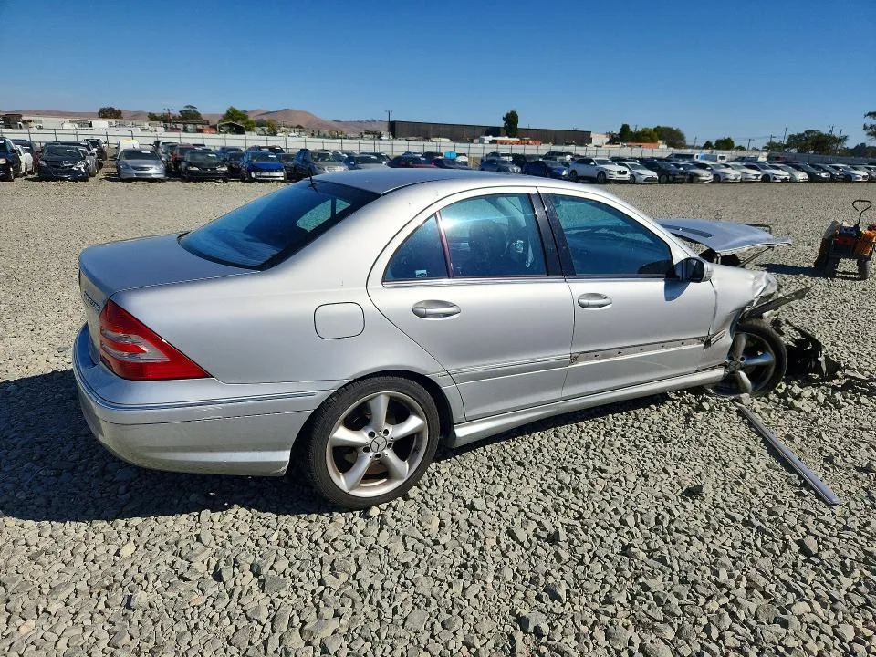 WDBRF40J55F600523 — 2005 MERCEDES-BENZ C photo 3