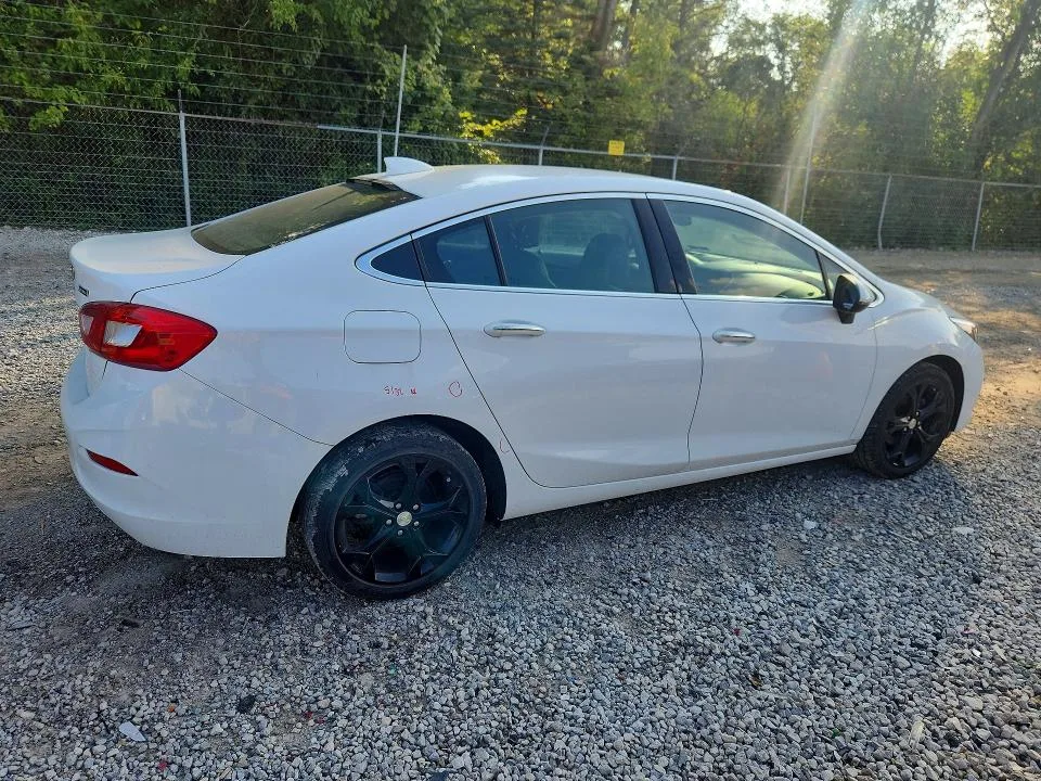 1G1BF5SM0H7261001 — 2017 CHEVROLET CRUZE photo 3