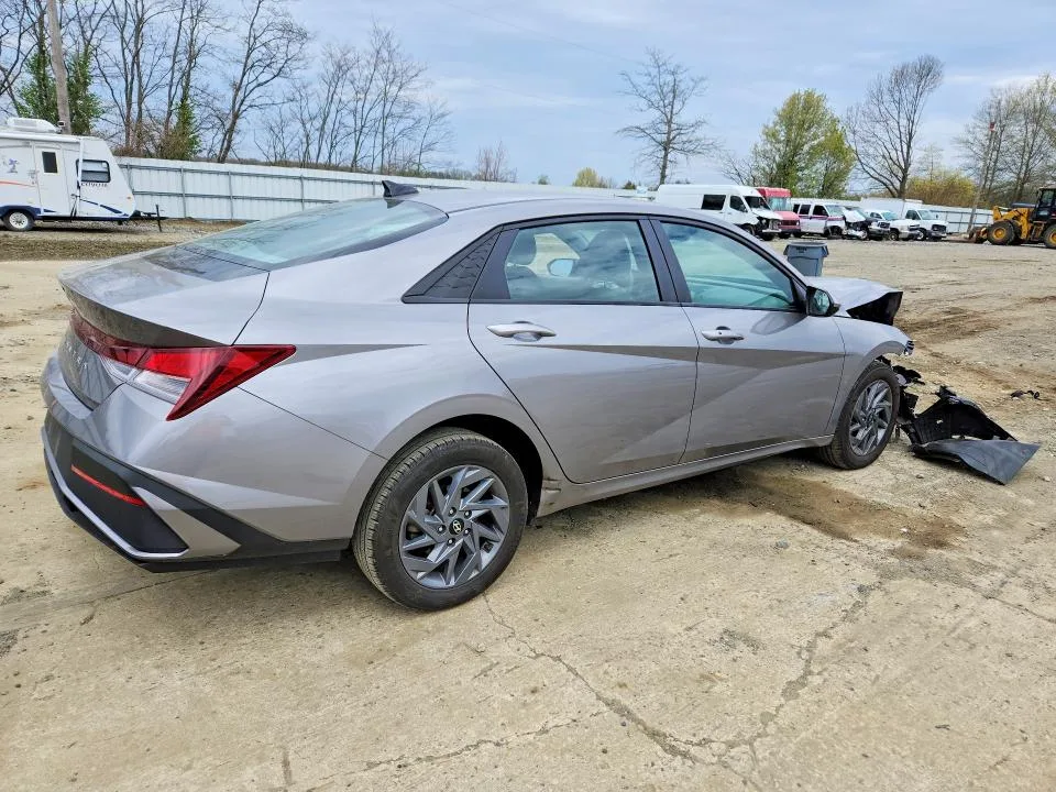 KMHLM4DG3RU783963 — 2024 HYUNDAI ELANTRA photo 3
