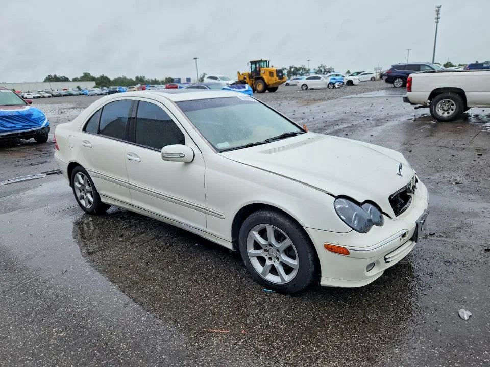 WDBRF92H57F876131 — 2007 MERCEDES-BENZ C photo 4