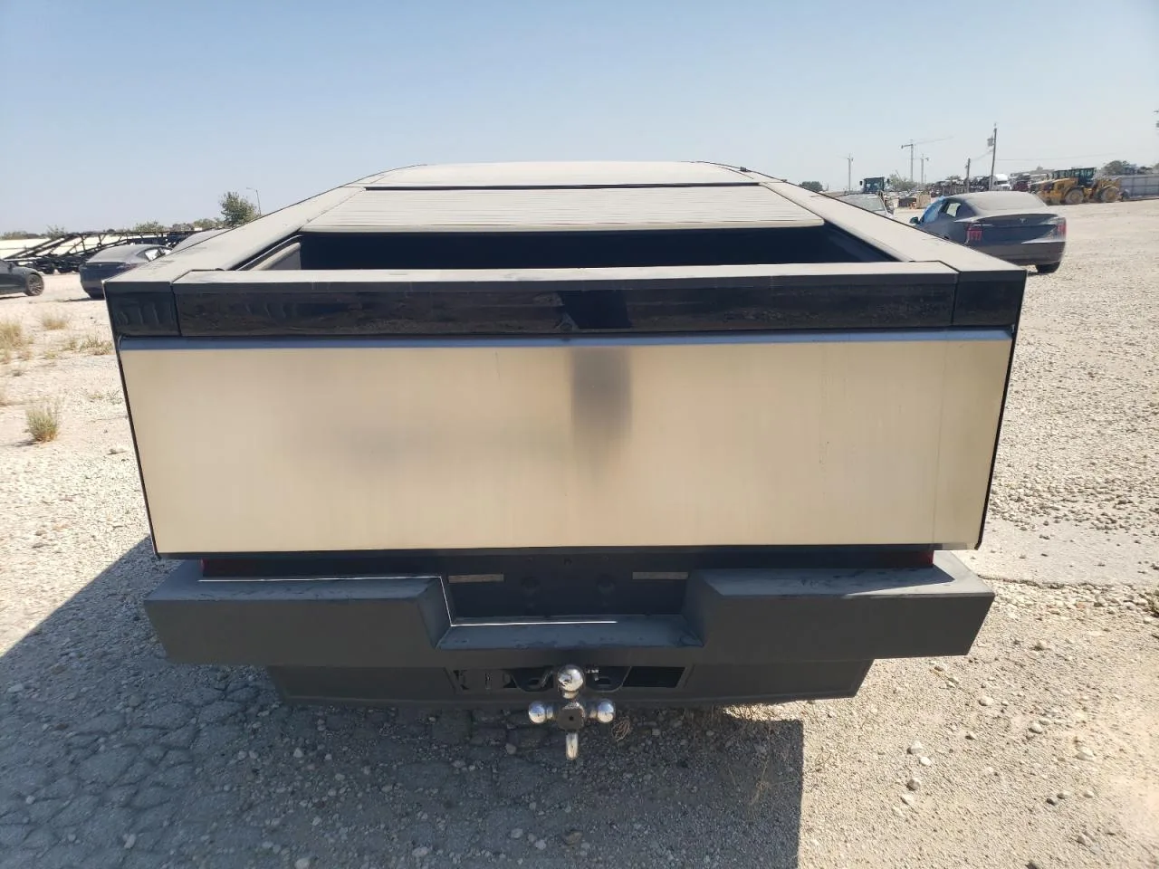 7G2CEHED7RA011806 — 2024 TESLA Cybertruck photo 2