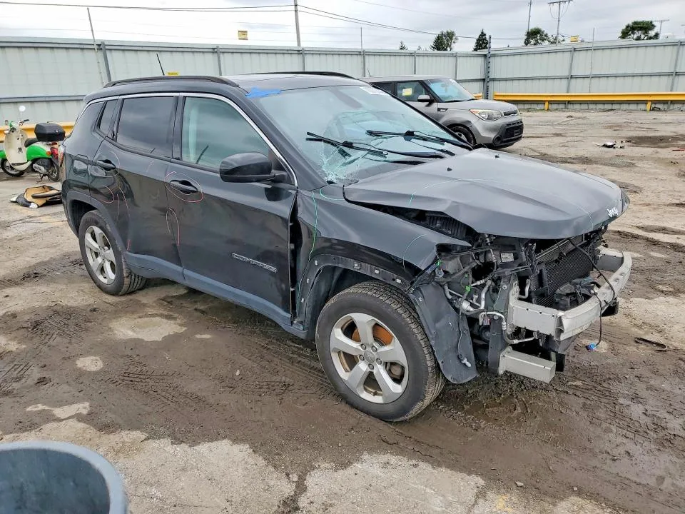 3C4NJDBB3JT115849 — 2018 JEEP COMPASS photo 4