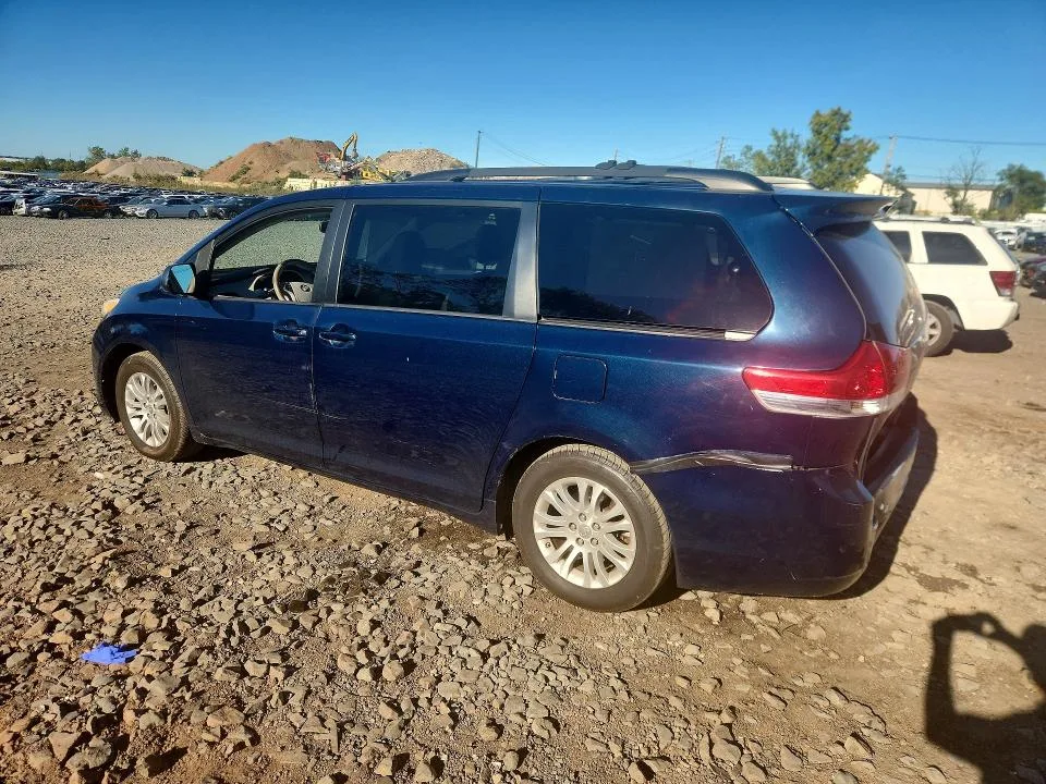 5TDYK3DC0BS167137 — 2011 TOYOTA SIENNA photo 2
