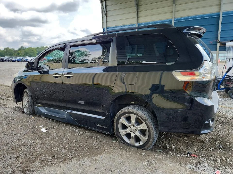 5TDXK3DC1DS310465 — 2013 TOYOTA SIENNA photo 2