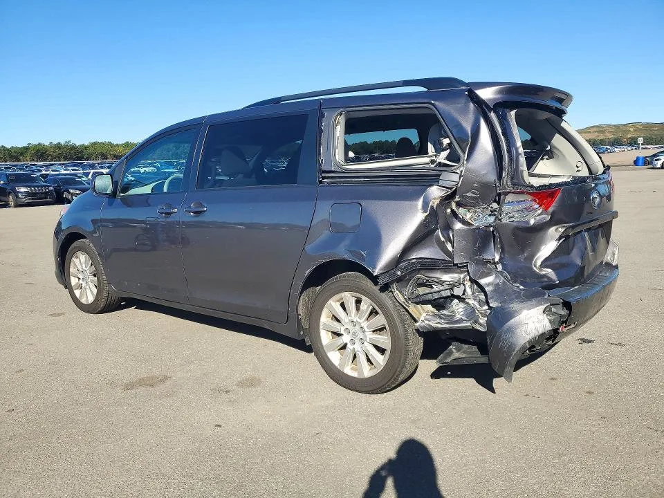 5TDJK3DC4CS036389 — 2012 TOYOTA SIENNA photo 2