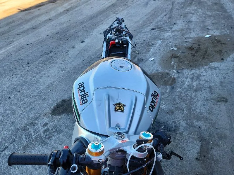 ZD4RKUB04GS000785 — 2016 APRILIA RSV4 photo 5